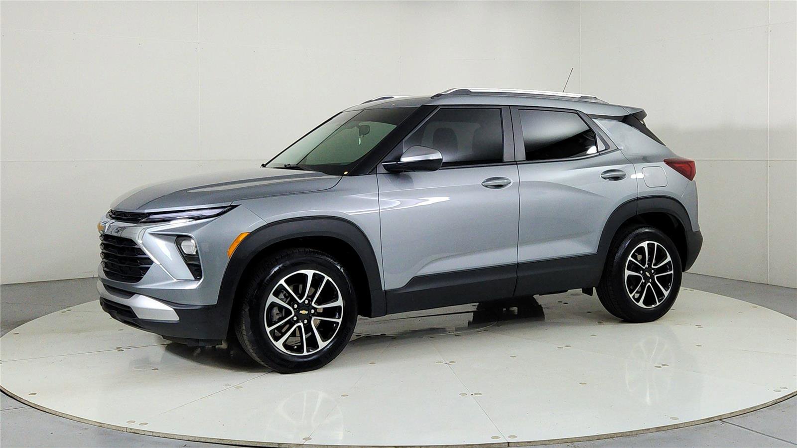 Used 2024 Chevrolet TrailBlazer LT w/ Driver Confidence Package image 3