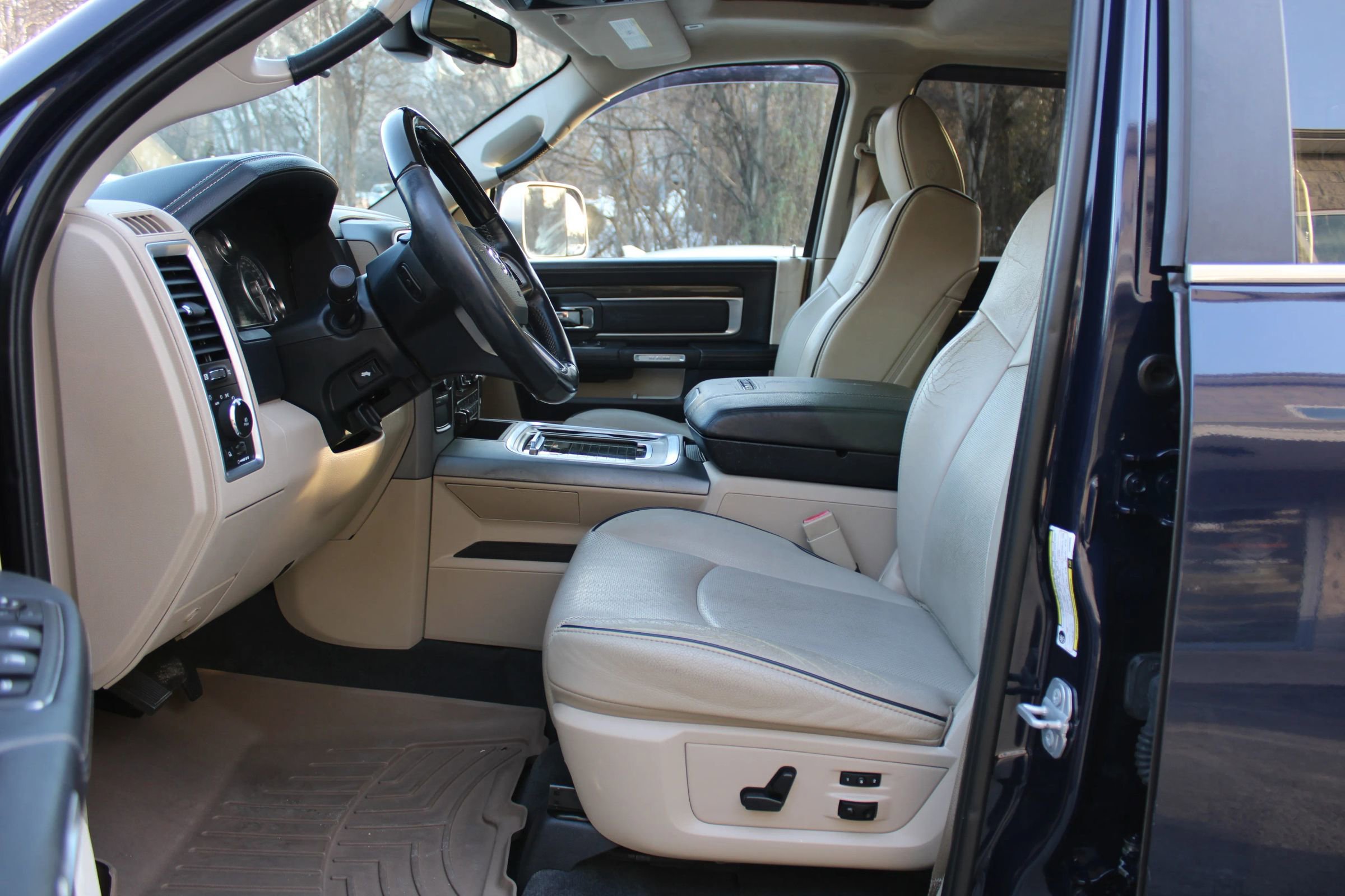 Used 2018 RAM 3500 Laramie Longhorn image 9