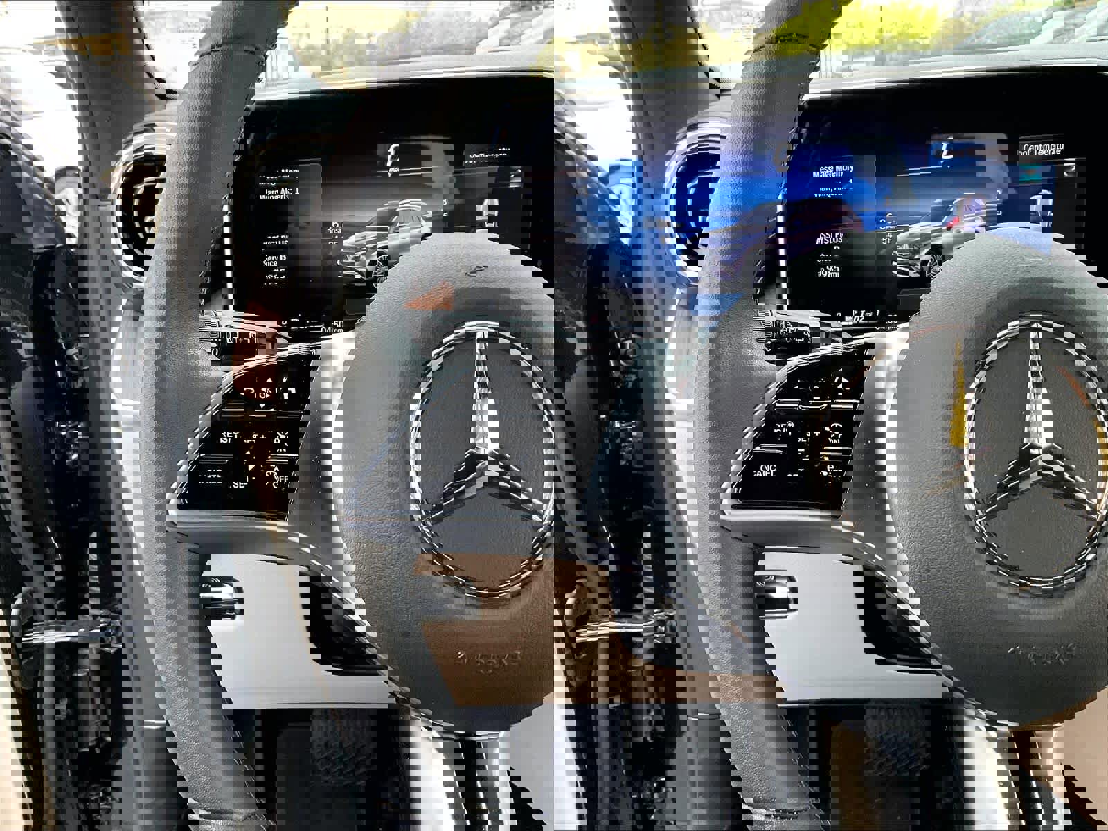 Used 2025 Mercedes-Benz GLC 350e 4MATIC image 19