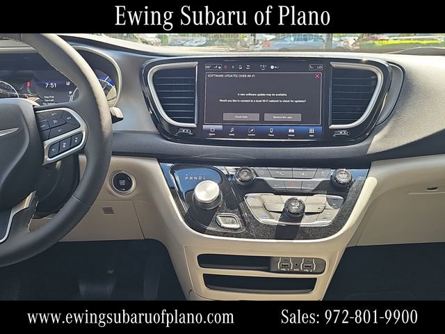 Used 2024 Chrysler Pacifica Touring-L image 17