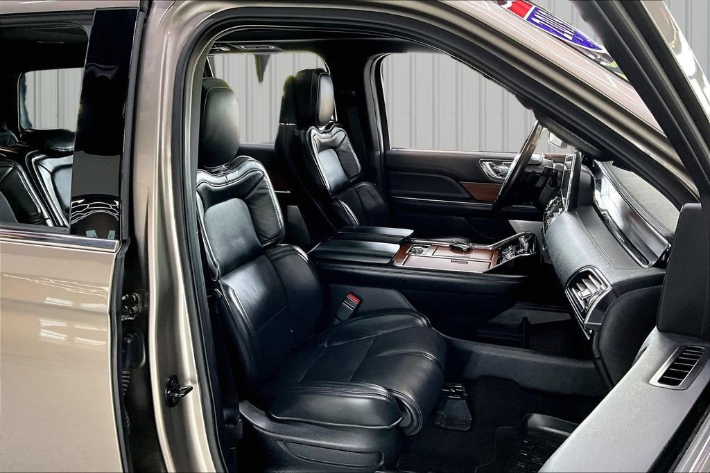 Used 2019 Lincoln Navigator Reserve AWD/4WD image 32