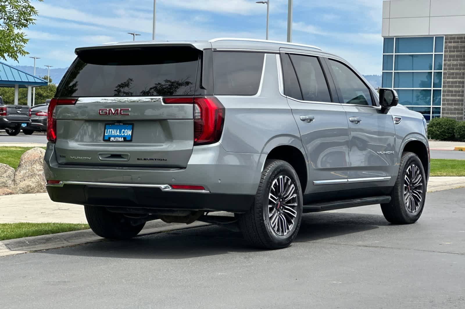 Used 2025 GMC Yukon Elevation AWD/4WD image 2