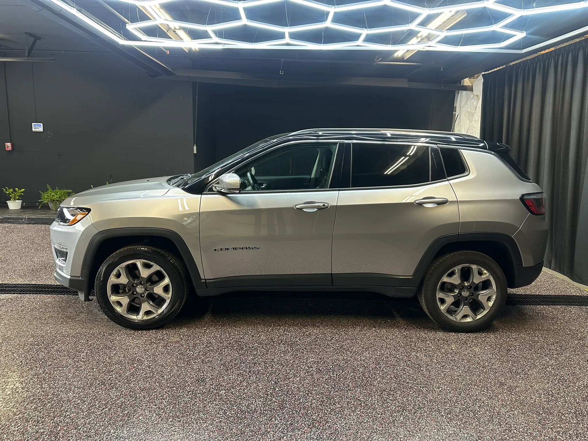 Used 2018 Jeep Compass Limited image 4