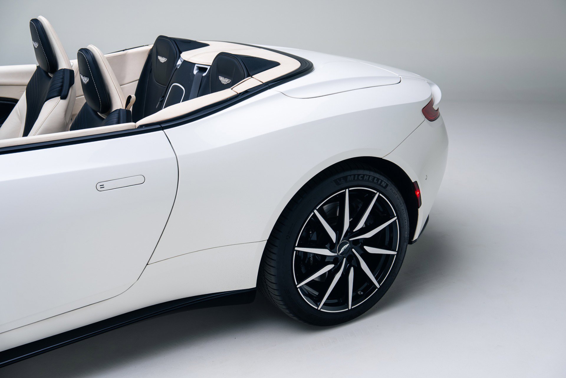 Used 2020 Aston Martin DB11 Volante image 17