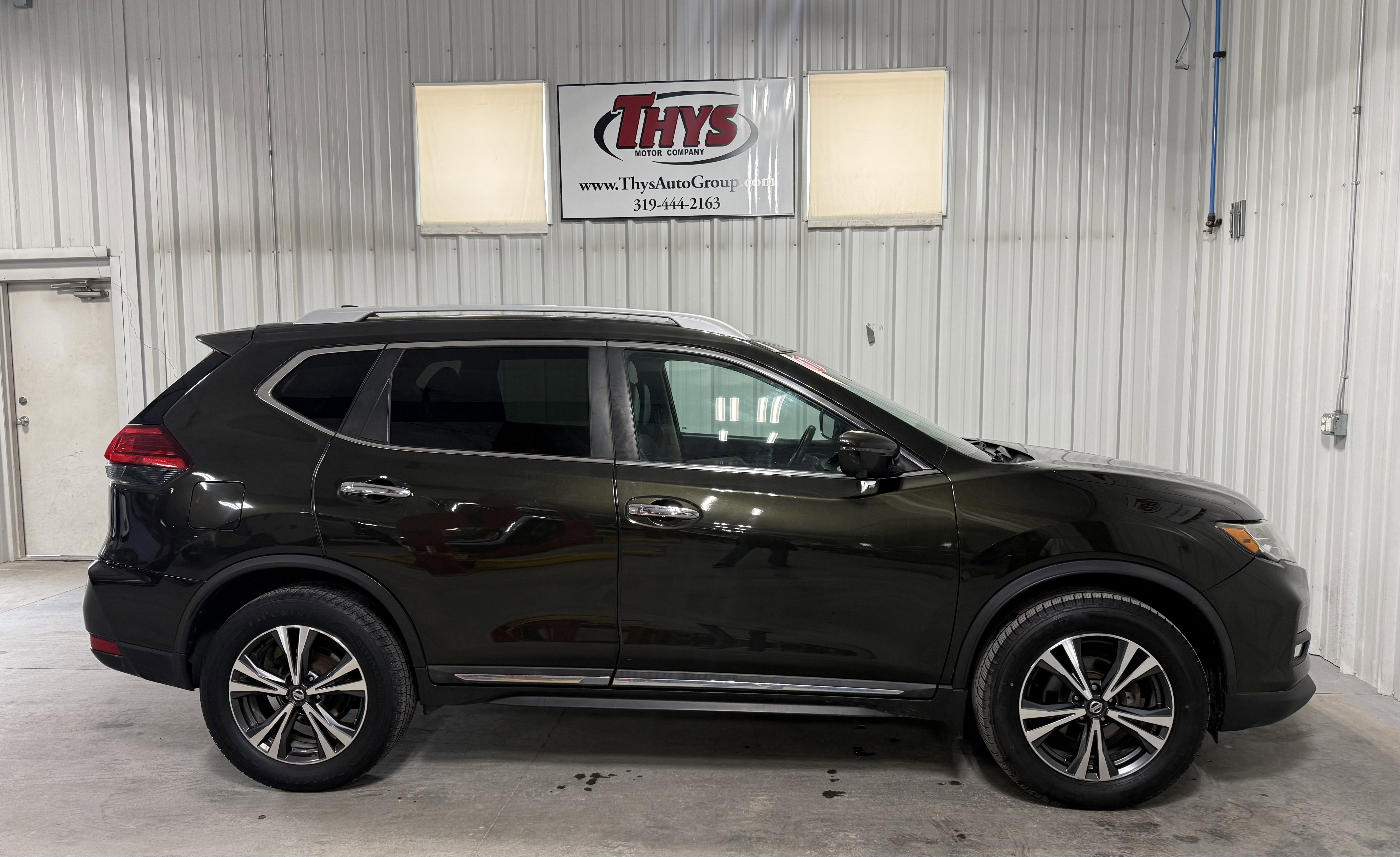 Used 2017 Nissan Rogue SL w/ SL Premium Package image 2