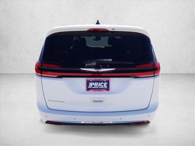 Used 2024 Chrysler Pacifica Touring-L FWD image 3
