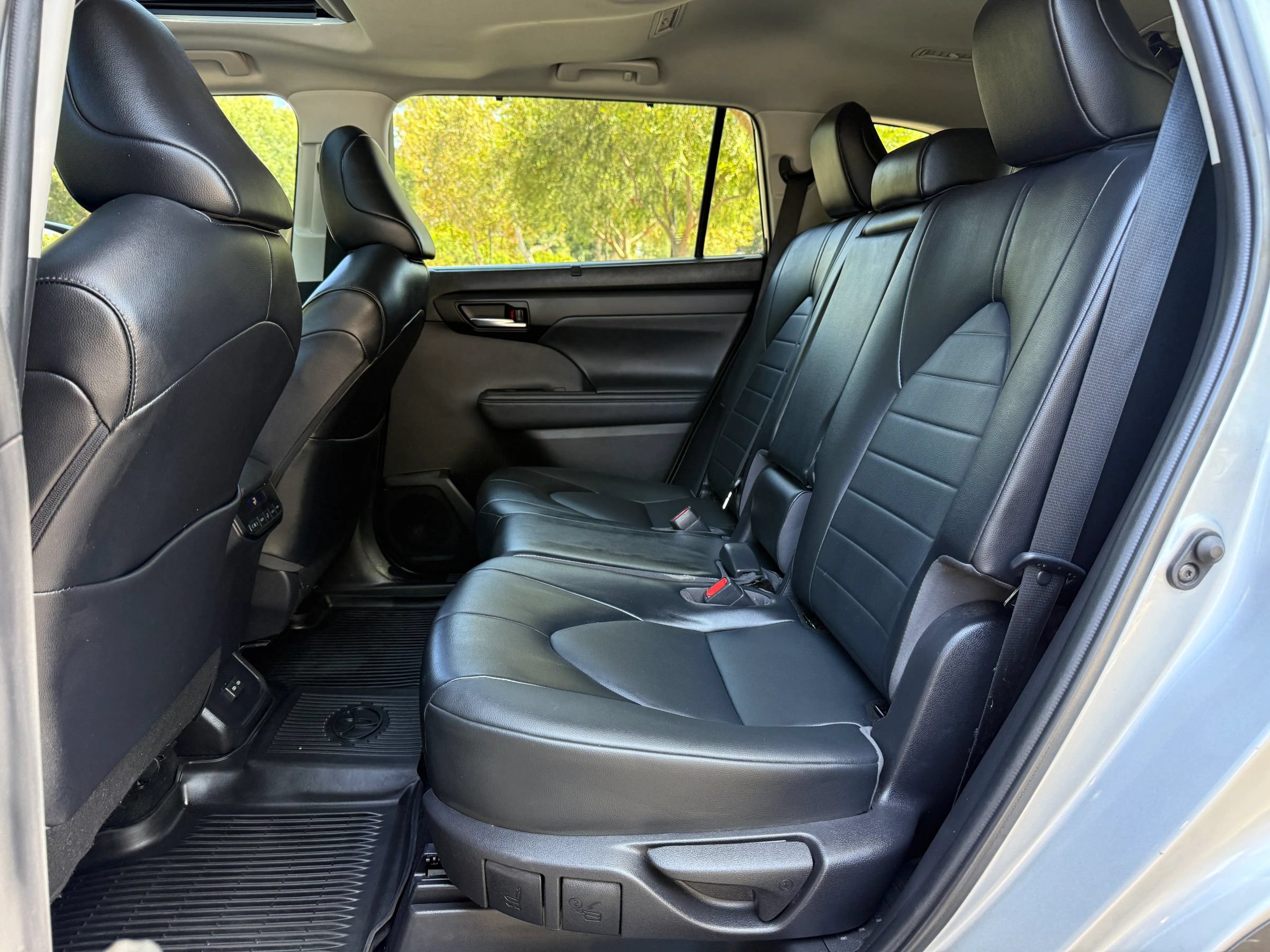 Used 2022 Toyota Highlander XLE FWD image 20