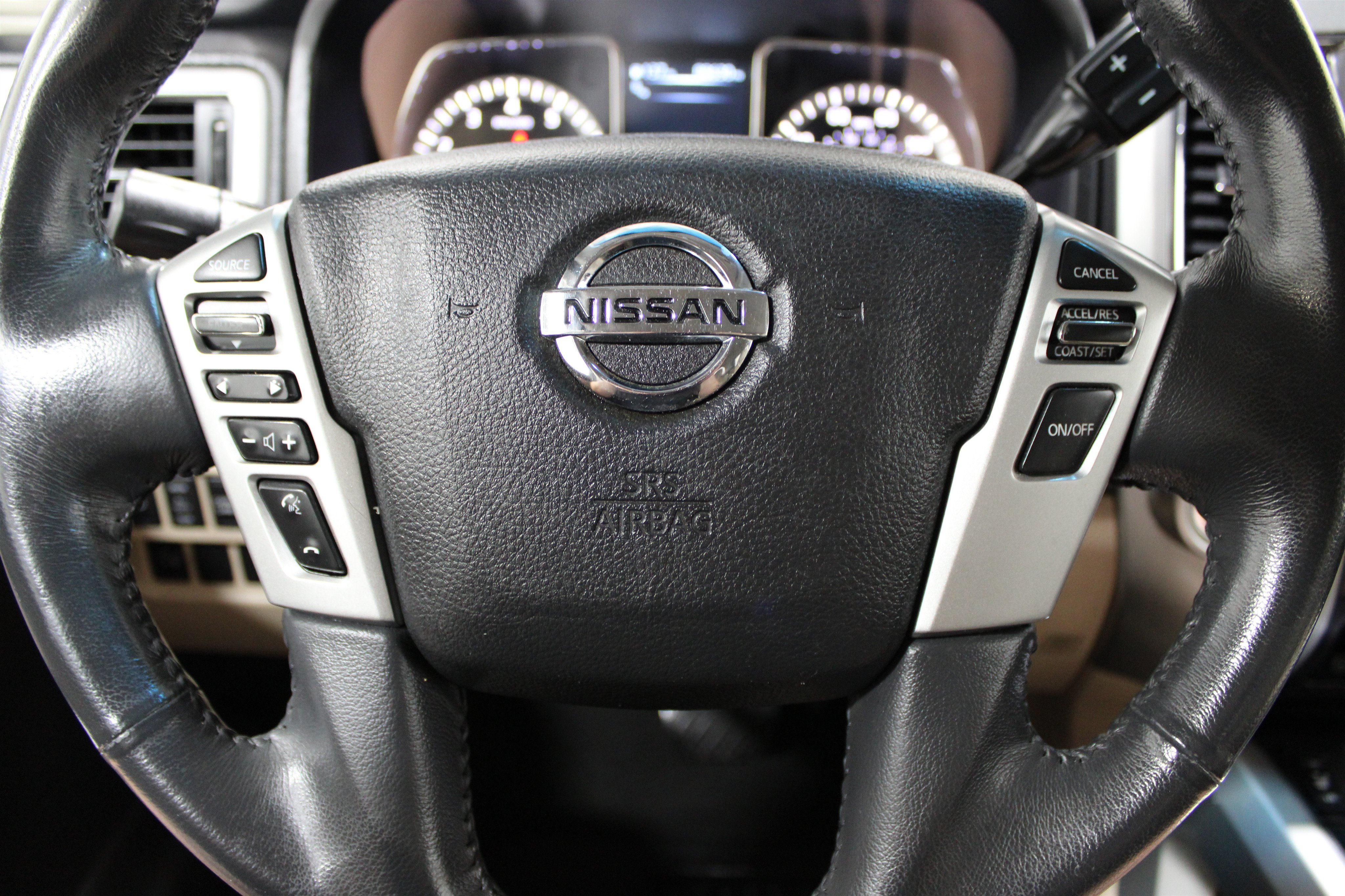 Used 2017 Nissan Titan SL w/ SL Towing Convenience Package RWD image 11