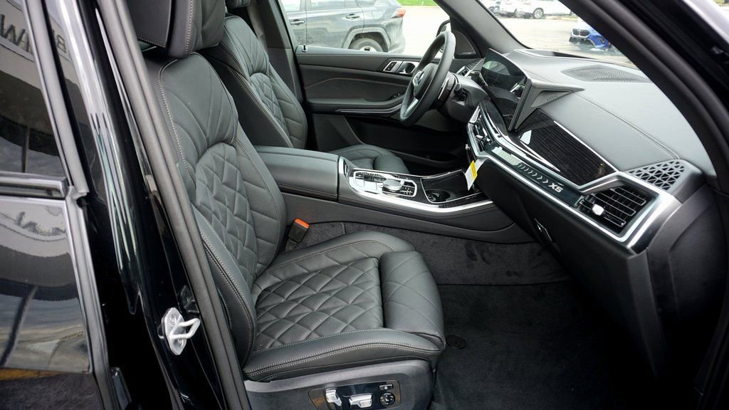 New 2026 BMW X5 xDrive40i w/ M Sport Package AWD/4WD image 12