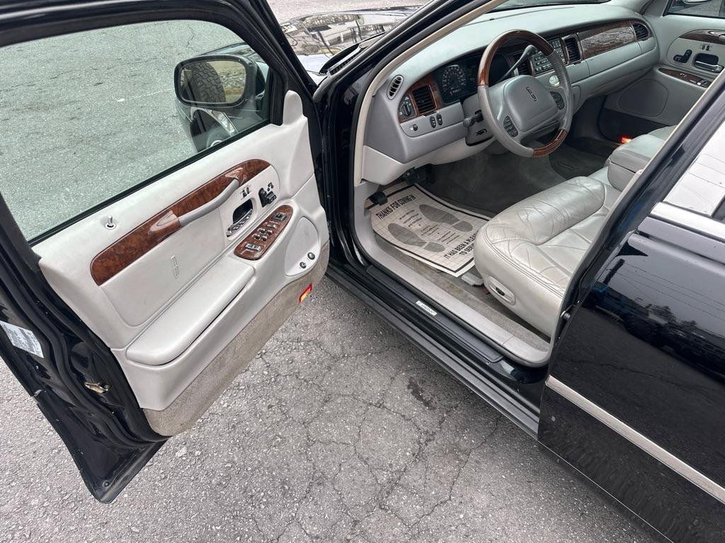 Used 2002 Lincoln Town Car Cartier RWD image 24