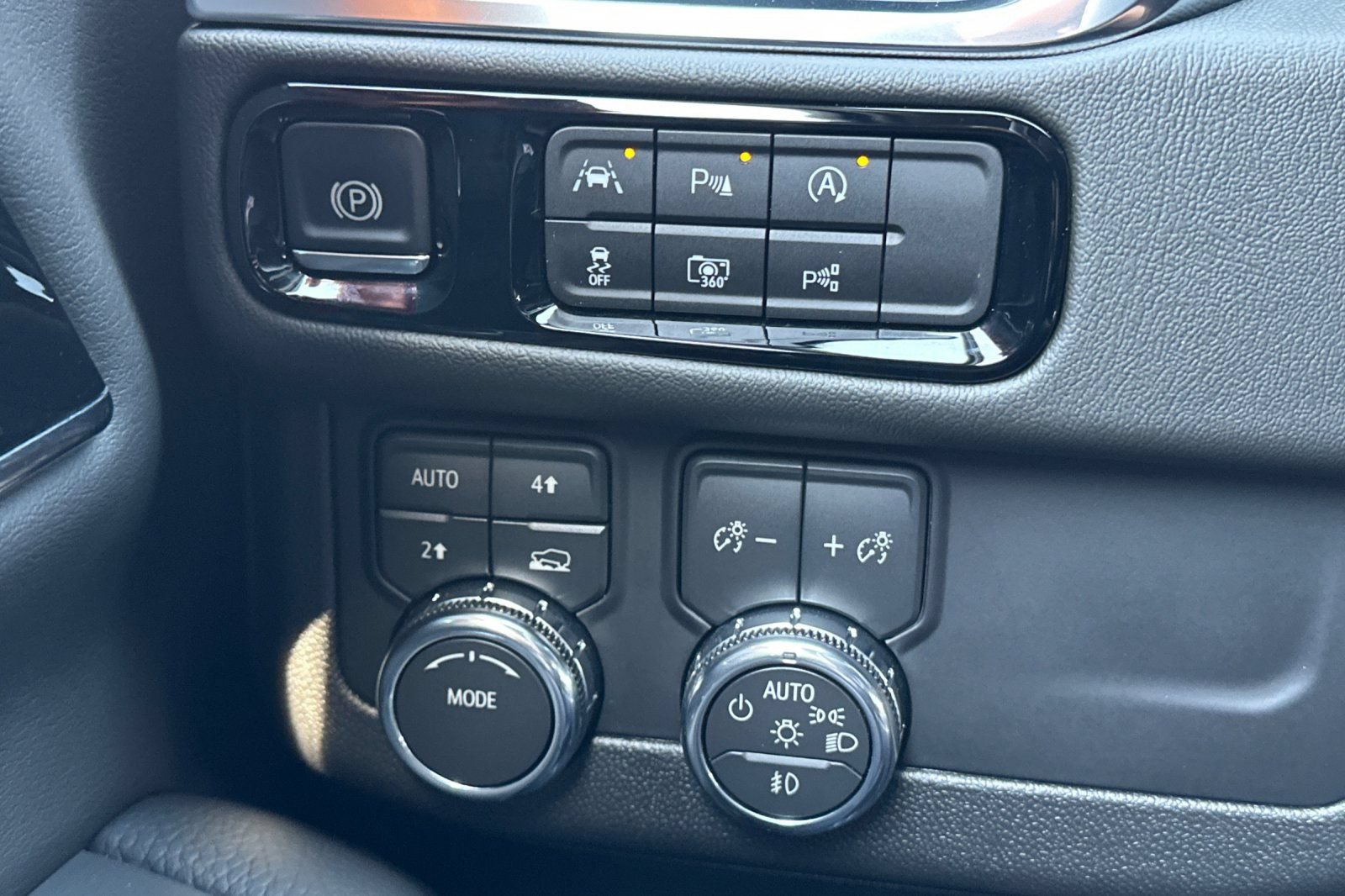 Used 2026 GMC Yukon Denali w/ Sun & Power Step Package AWD/4WD image 38