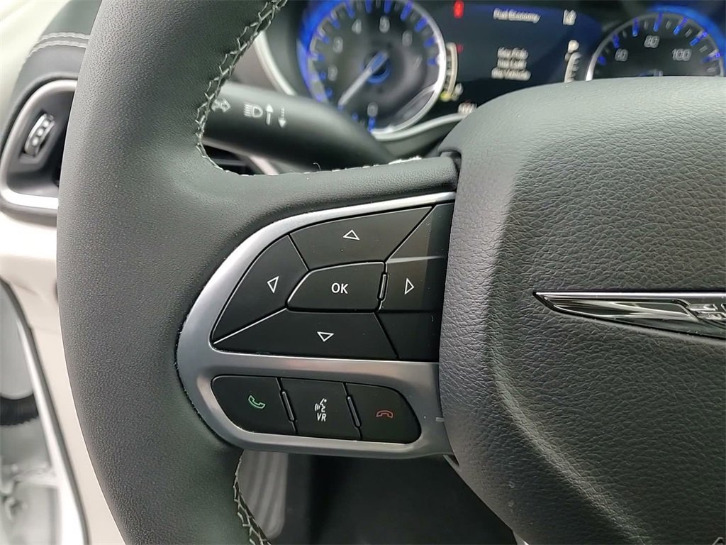 Used 2023 Chrysler Pacifica Touring-L image 27