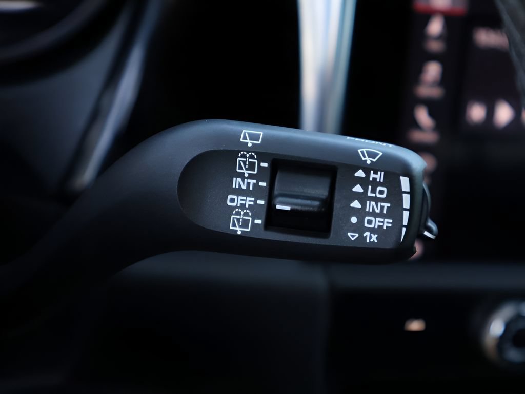 Certified 2025 Porsche Macan AWD/4WD image 31