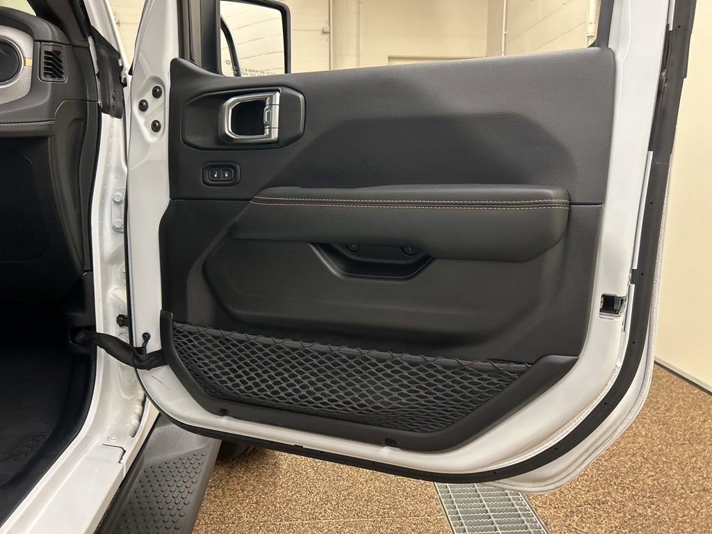 Used 2025 Jeep Wrangler Unlimited Sahara image 16