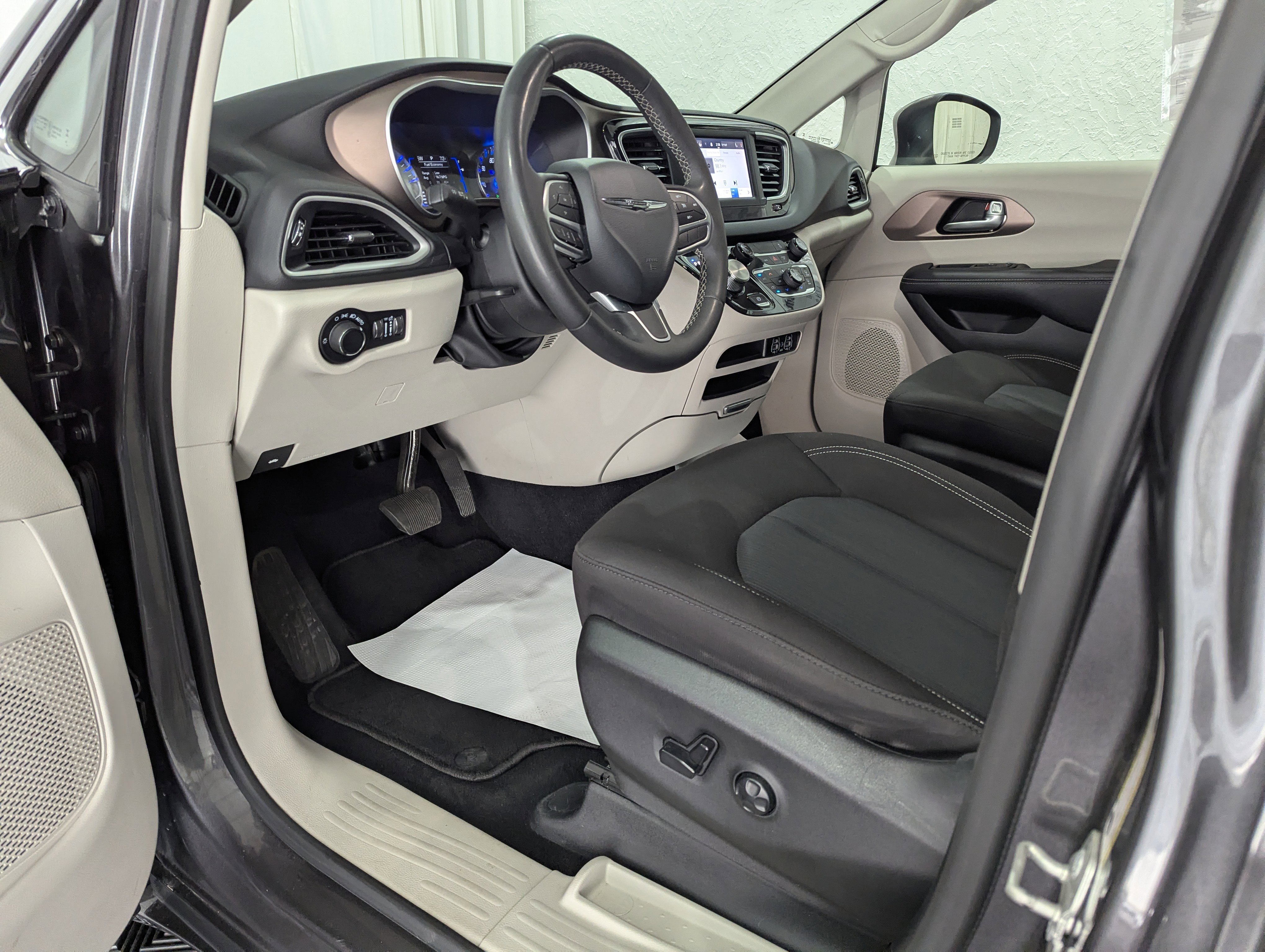 Used 2023 Chrysler Voyager LX FWD image 14