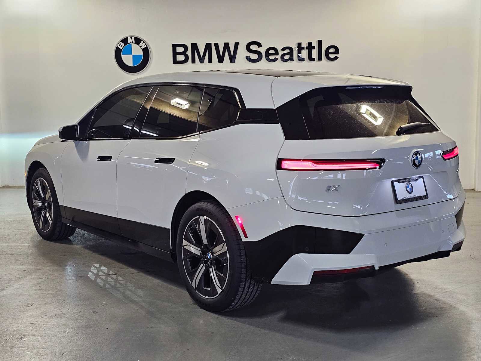 Used 2024 BMW iX xDrive50 w/ Premium Package image 4