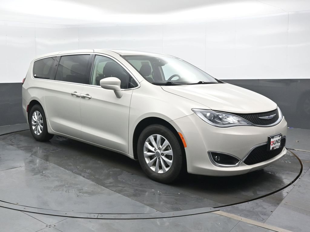 Used 2019 Chrysler Pacifica Touring Plus w/ Cold Weather Group image 4