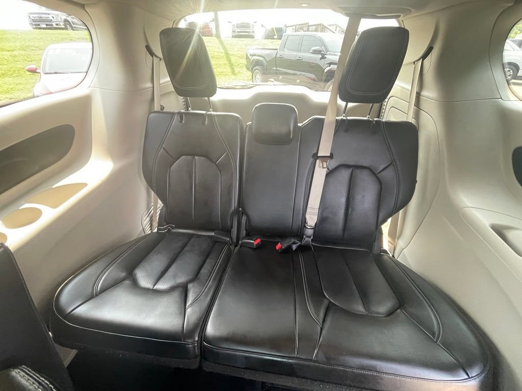 Used 2023 Chrysler Pacifica Touring-L FWD image 8