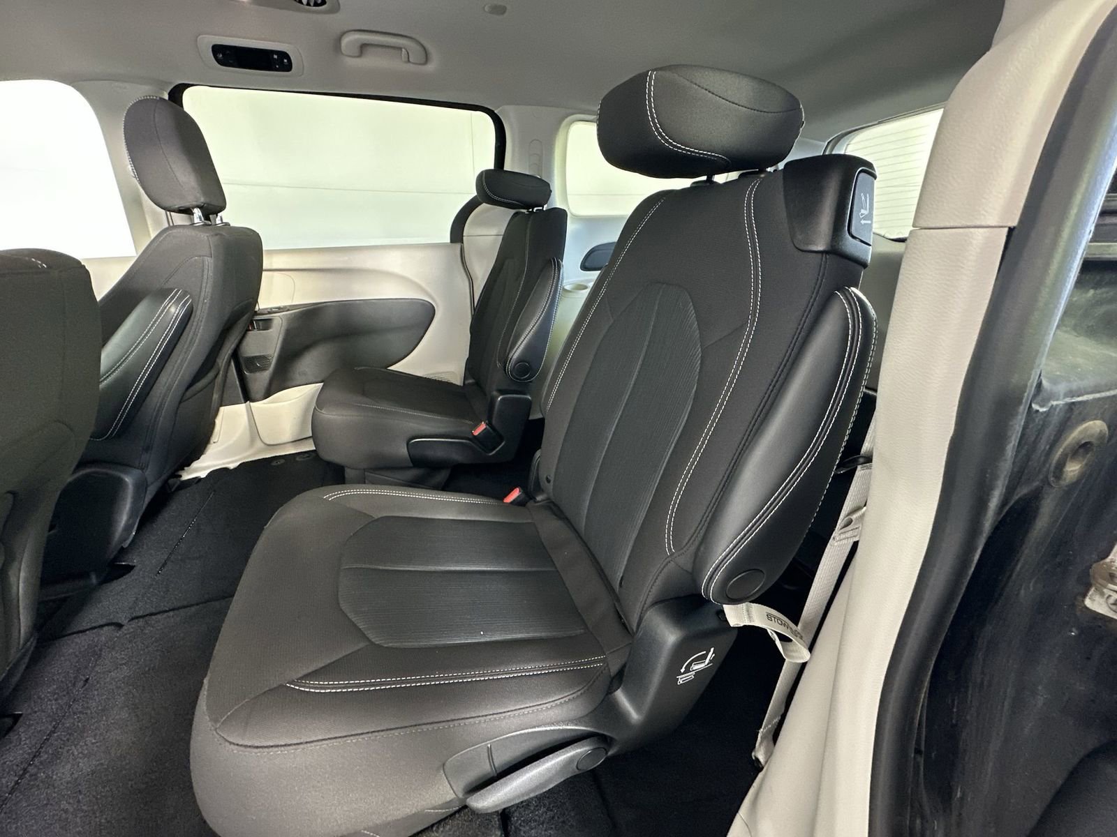 Used 2023 Chrysler Voyager LX image 27