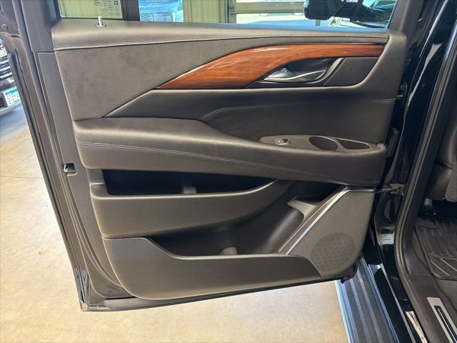 Used 2016 Cadillac Escalade ESV Luxury image 30