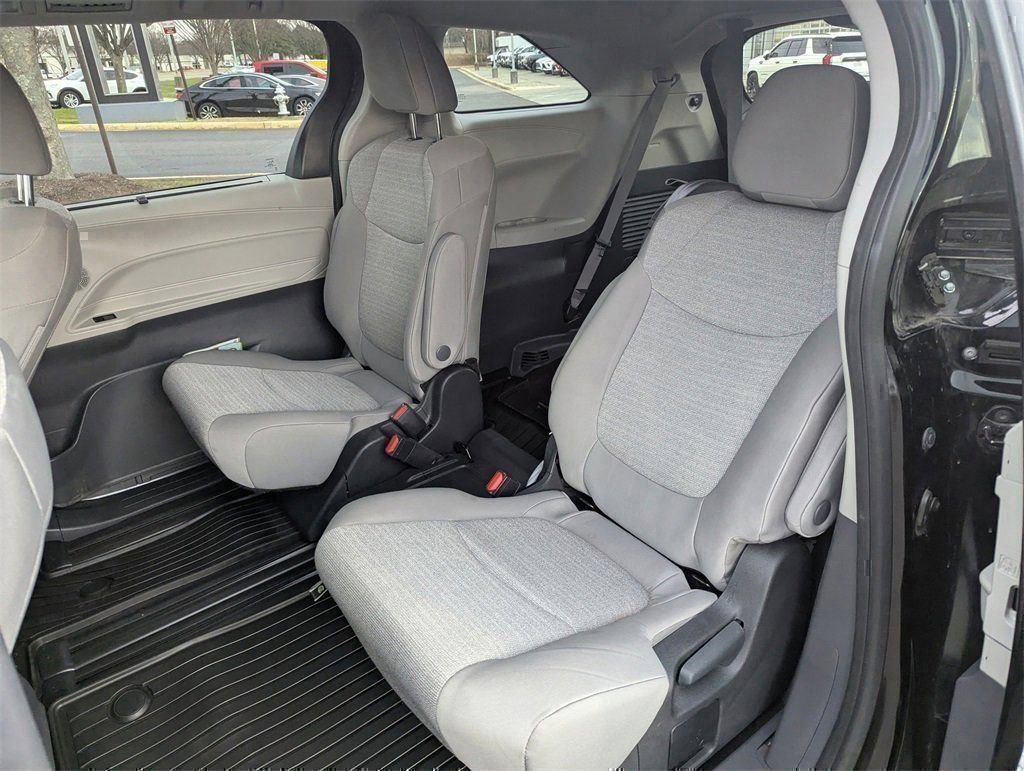 Used 2024 Toyota Sienna LE image 15