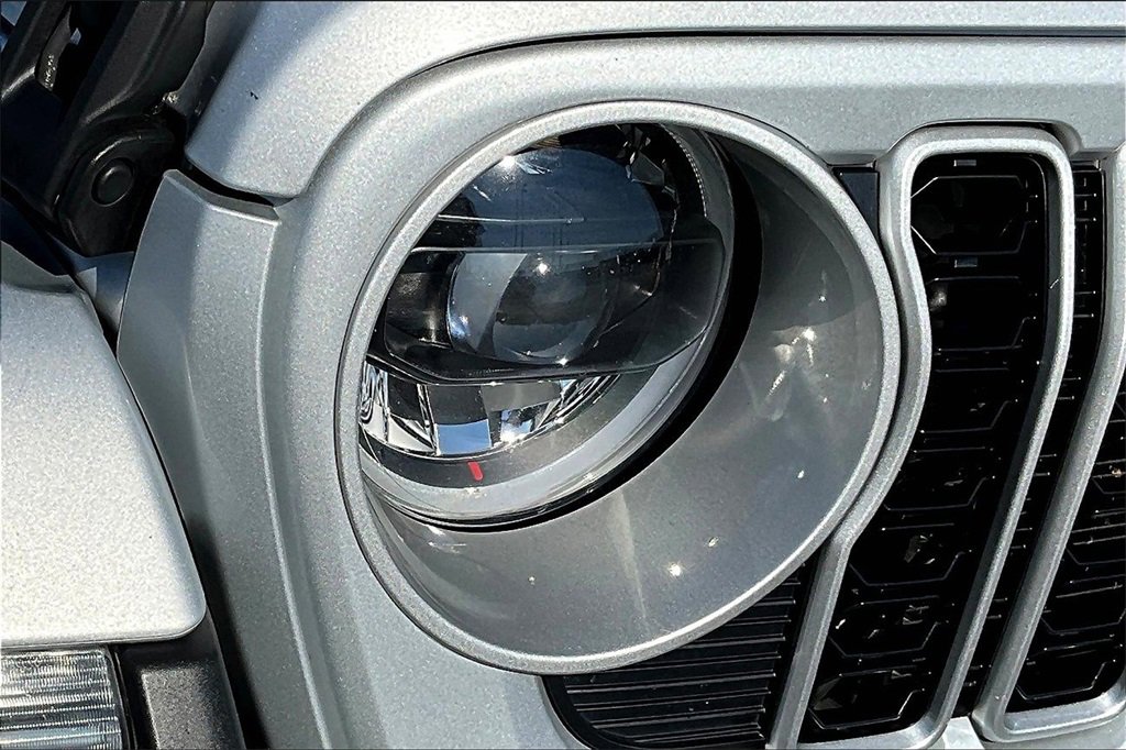 Used 2024 Jeep Wrangler Sahara image 29