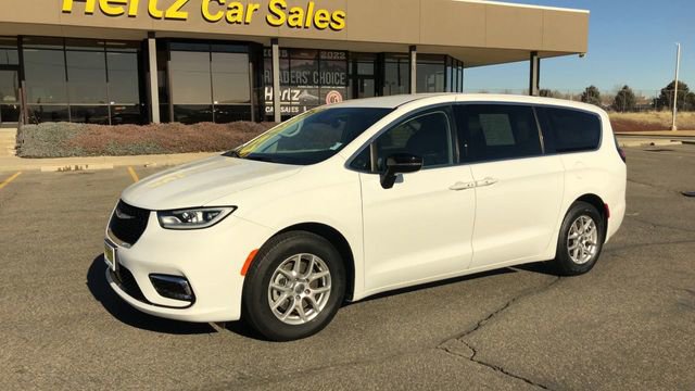 Used 2024 Chrysler Pacifica Touring-L image 4