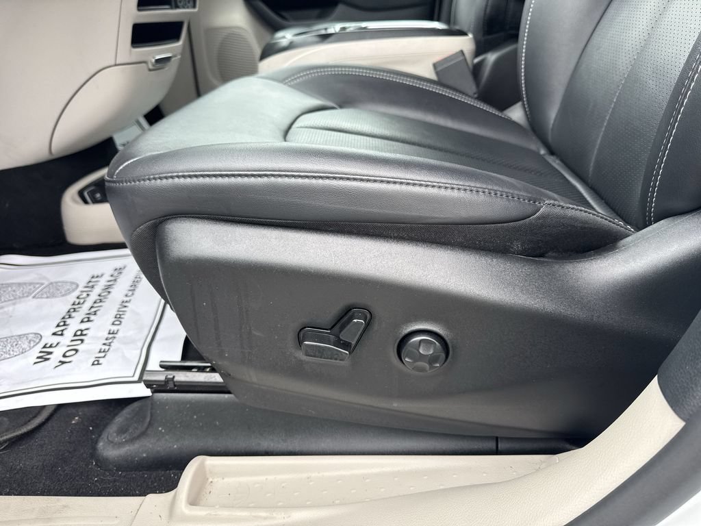 Used 2024 Chrysler Pacifica Touring-L AWD/4WD image 12