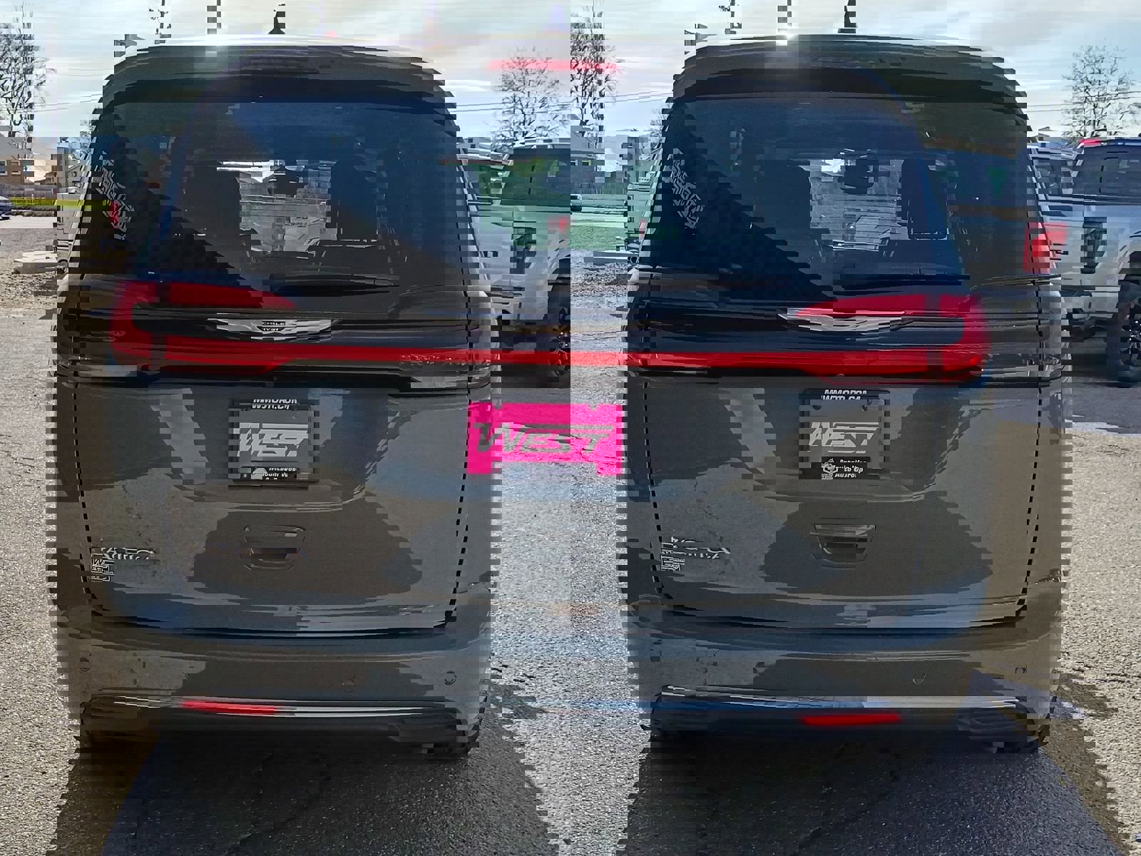 Used 2023 Chrysler Pacifica Touring-L image 4