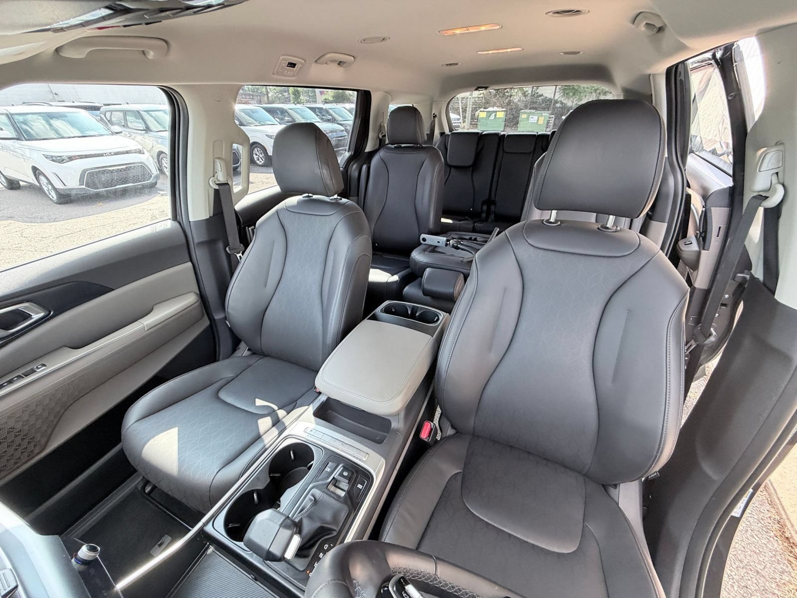 Used 2026 Kia Carnival FWD image 39