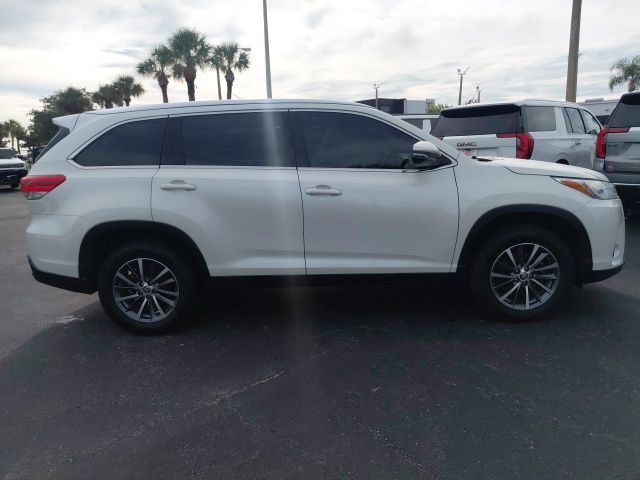 Used 2019 Toyota Highlander XLE FWD image 3