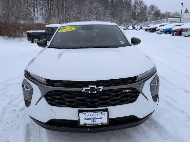 Used 2024 Chevrolet Trax RS w/ Driver Confidence Package image 2