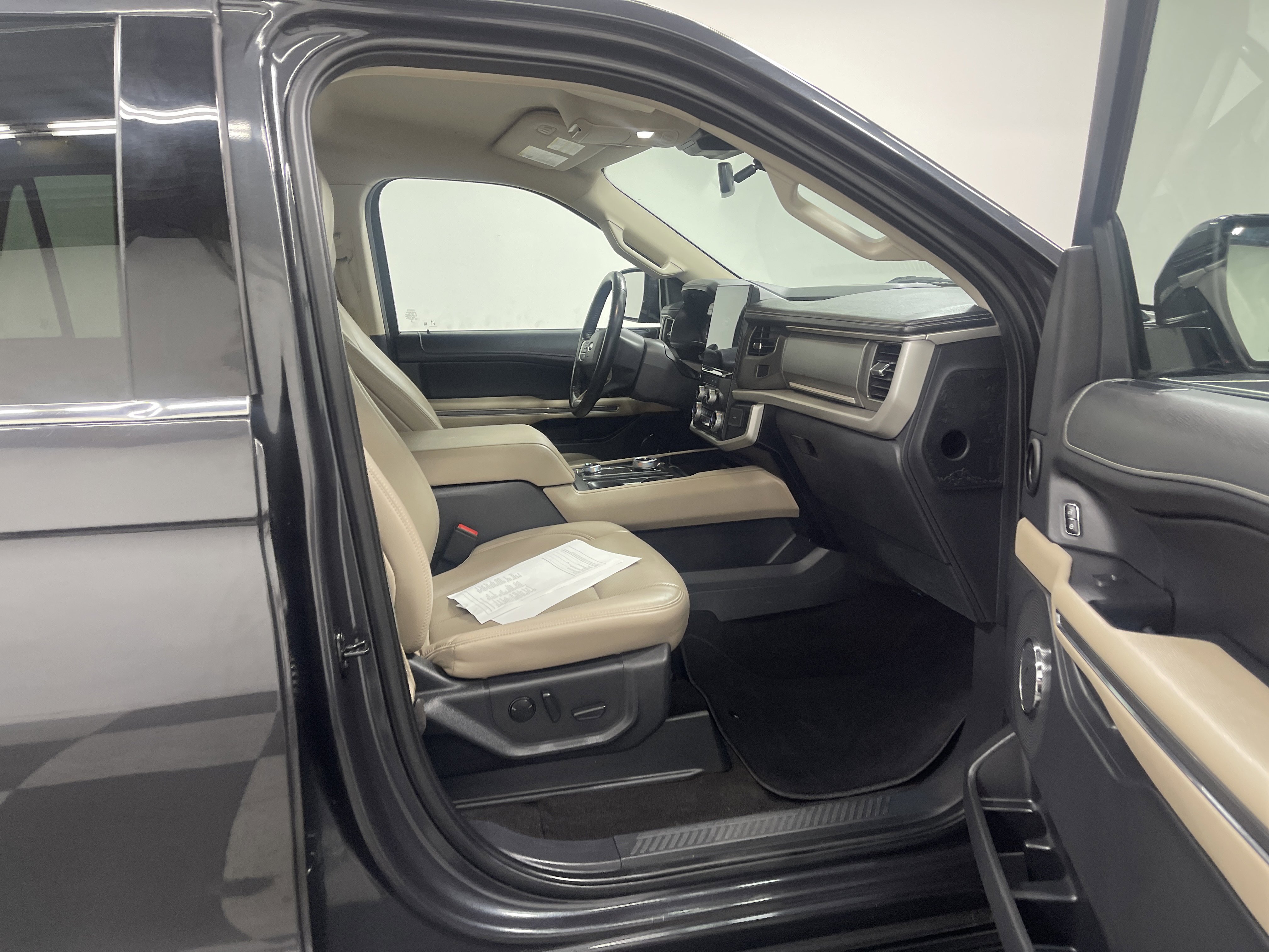 Used 2023 Ford Expedition Max XLT image 26