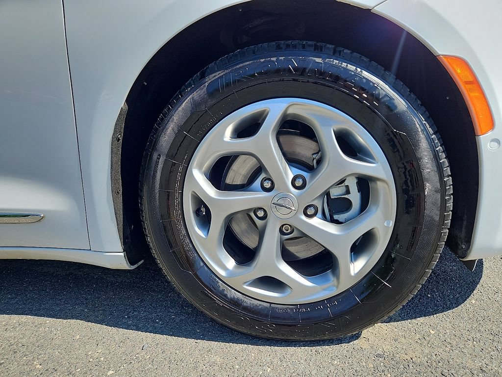 Used 2022 Chrysler Pacifica Limited FWD image 9