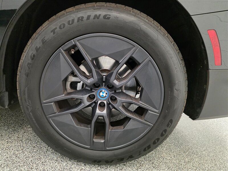 Used 2024 BMW iX xDrive50 AWD/4WD image 18