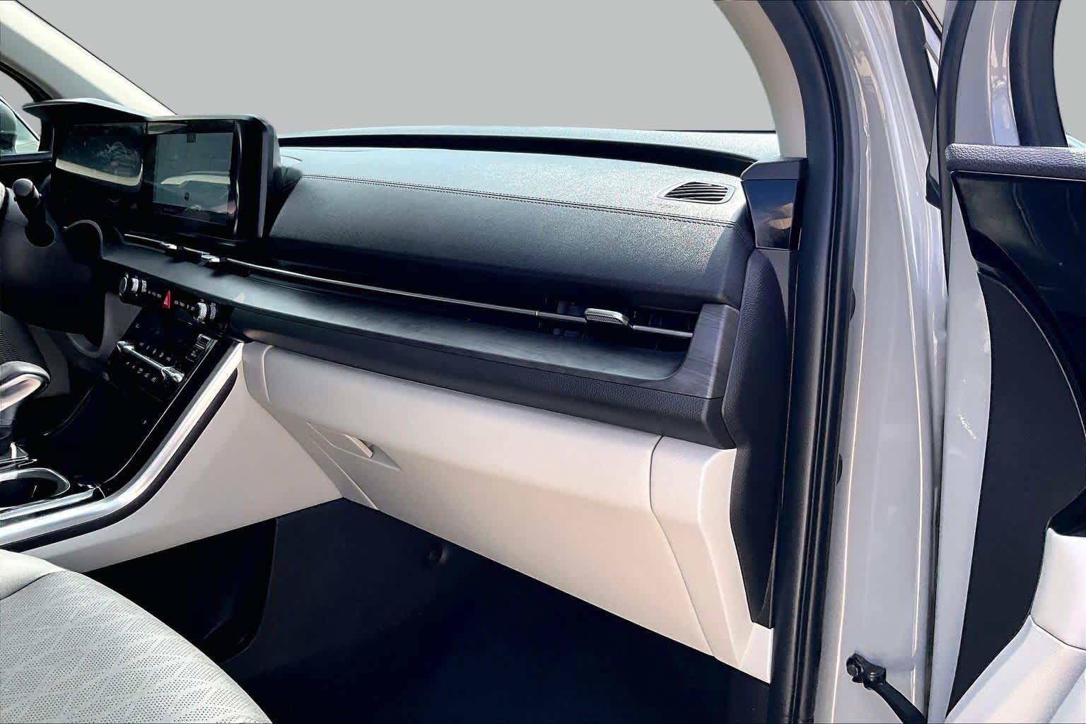Certified 2024 Kia Carnival SX FWD image 17