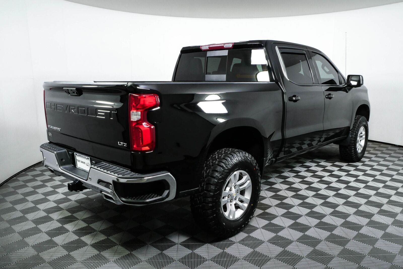 Used 2022 Chevrolet Silverado 1500 LTZ w/ LTZ Convenience Package II AWD/4WD image 3