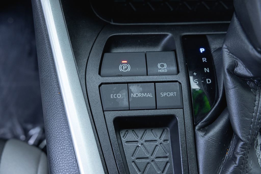 Used 2021 Toyota RAV4 XLE w/ Carpet Mat Package (TMS) image 18