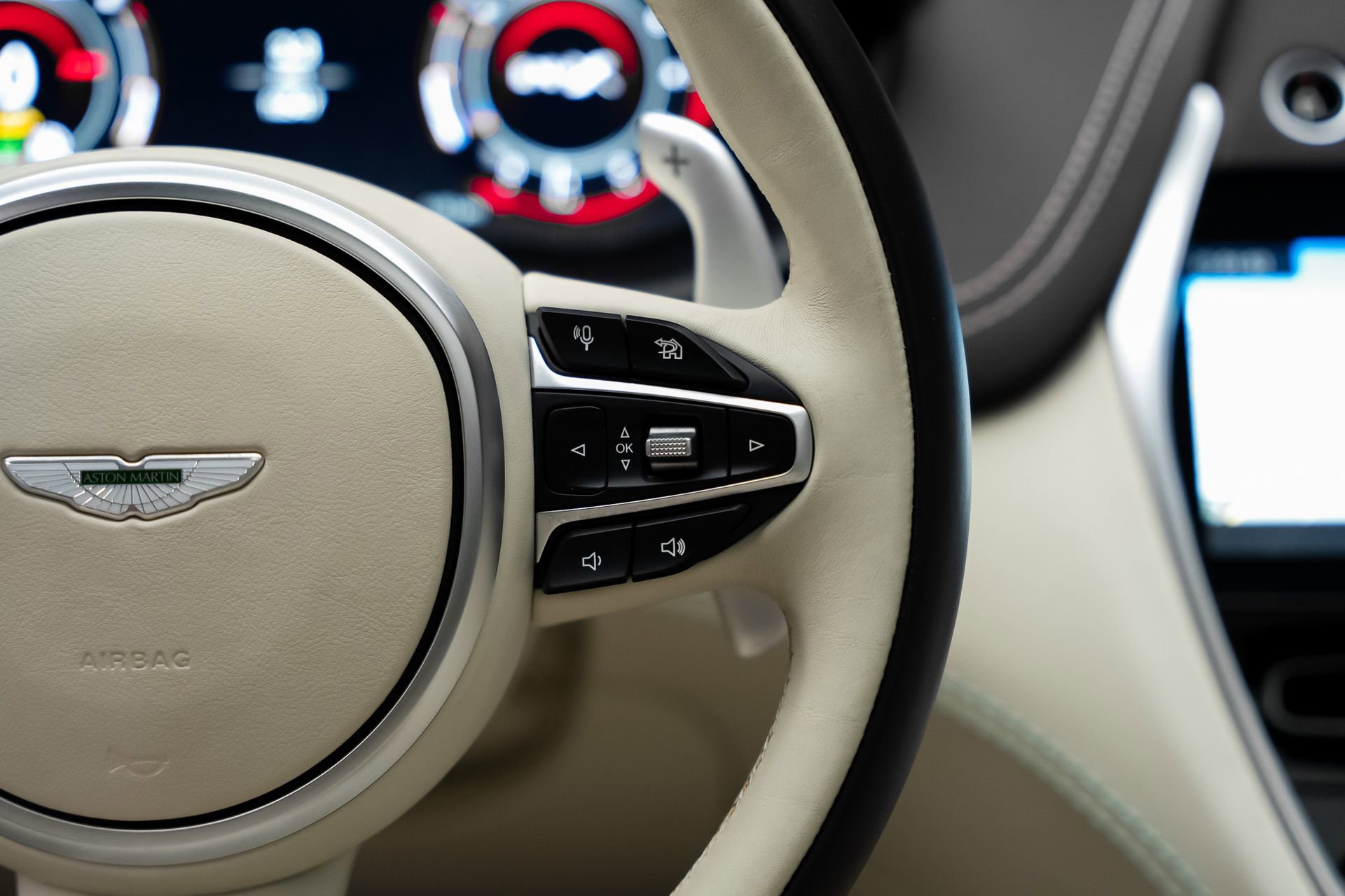 Used 2023 Aston Martin DBX AWD/4WD image 34