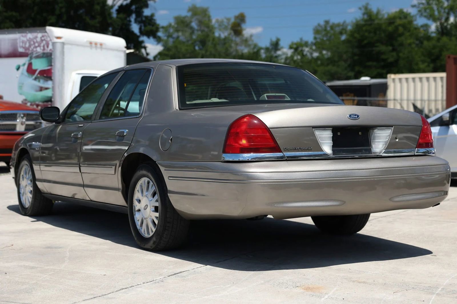 Used 2004 Ford Crown Victoria LX RWD image 4