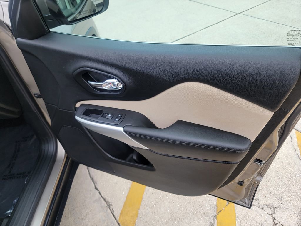 Used 2018 Jeep Cherokee Latitude AWD/4WD image 13