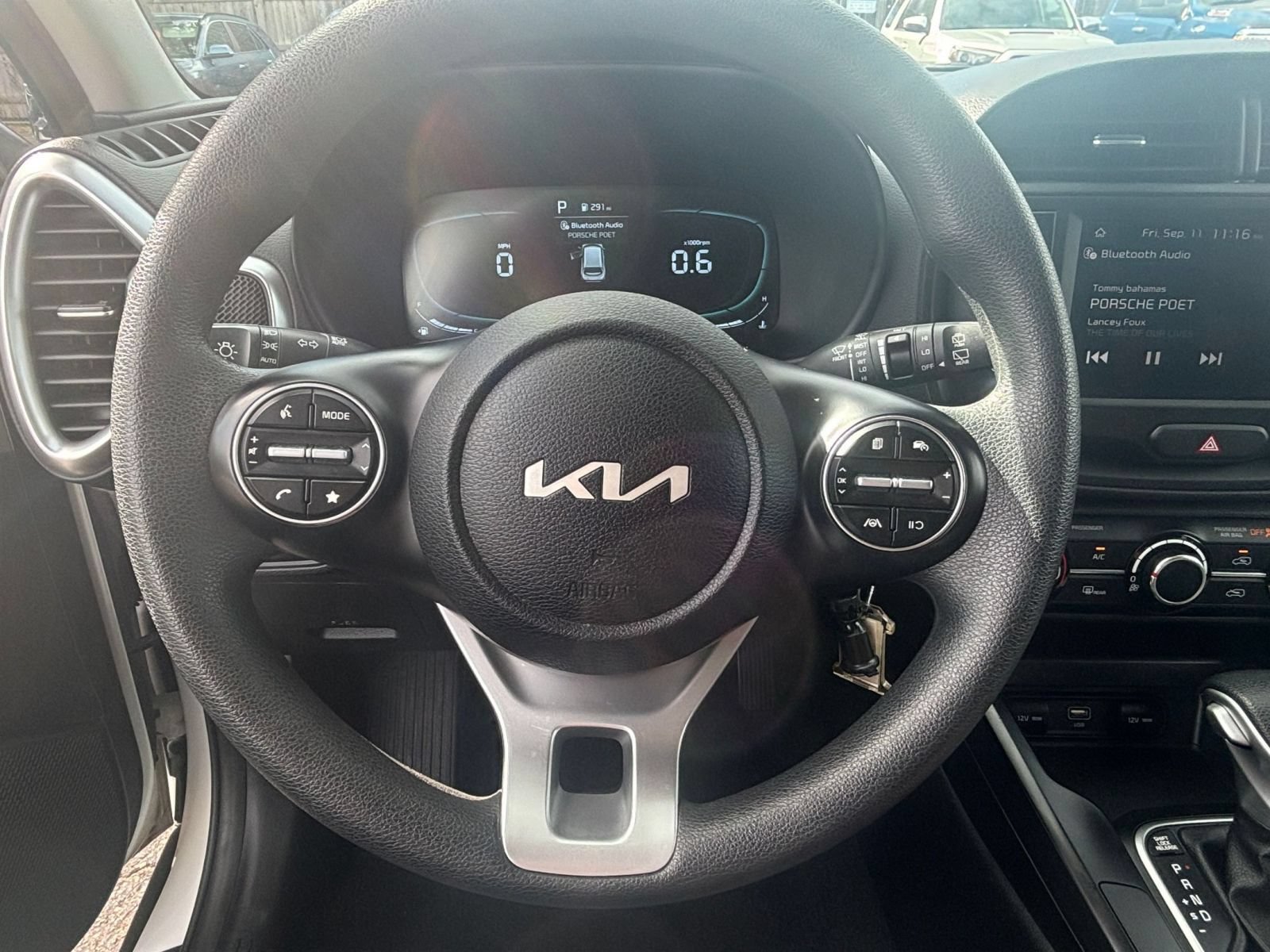 Used 2025 Kia Soul LX w/ LX Technology Package FWD image 24