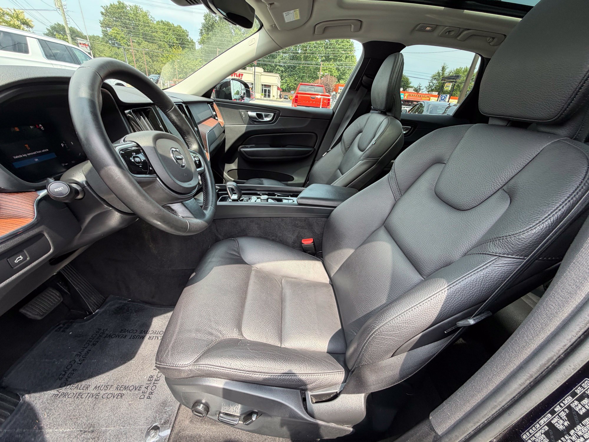 Used 2023 Volvo XC60 B5 Plus AWD/4WD image 16
