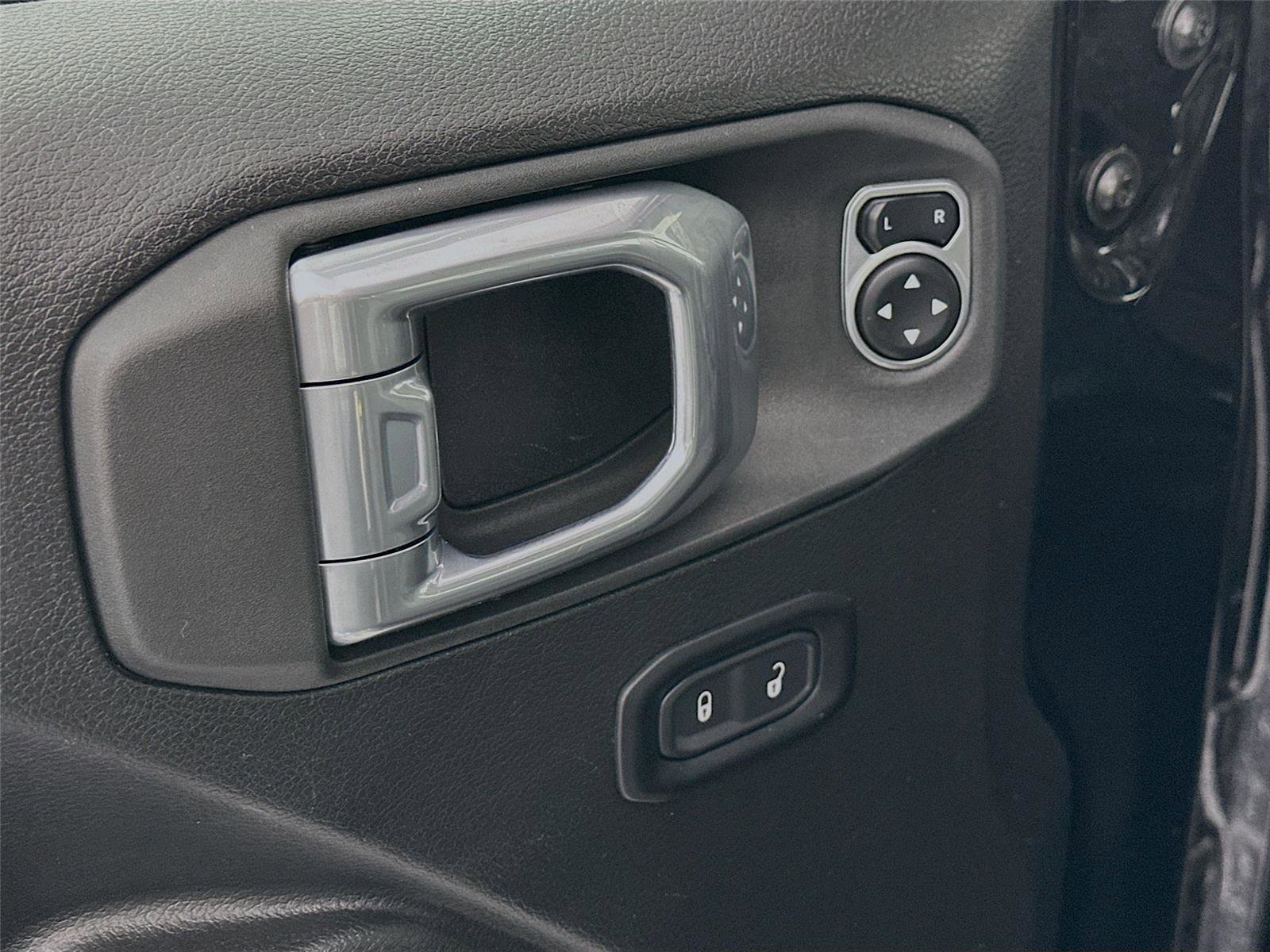 Used 2025 Jeep Wrangler Unlimited Rubicon image 19