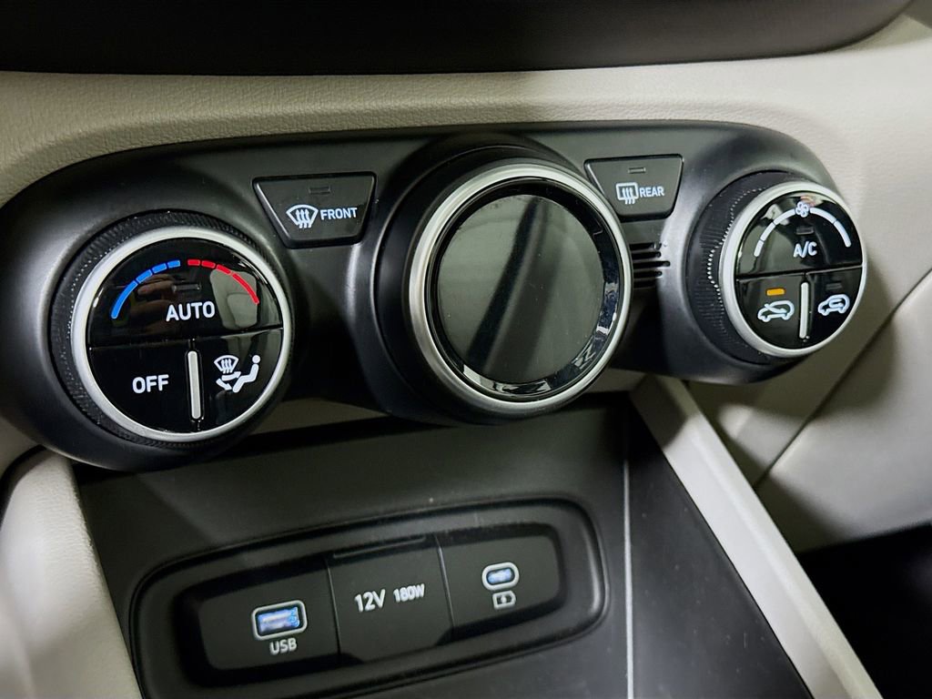 Certified 2024 Hyundai Venue SEL image 8