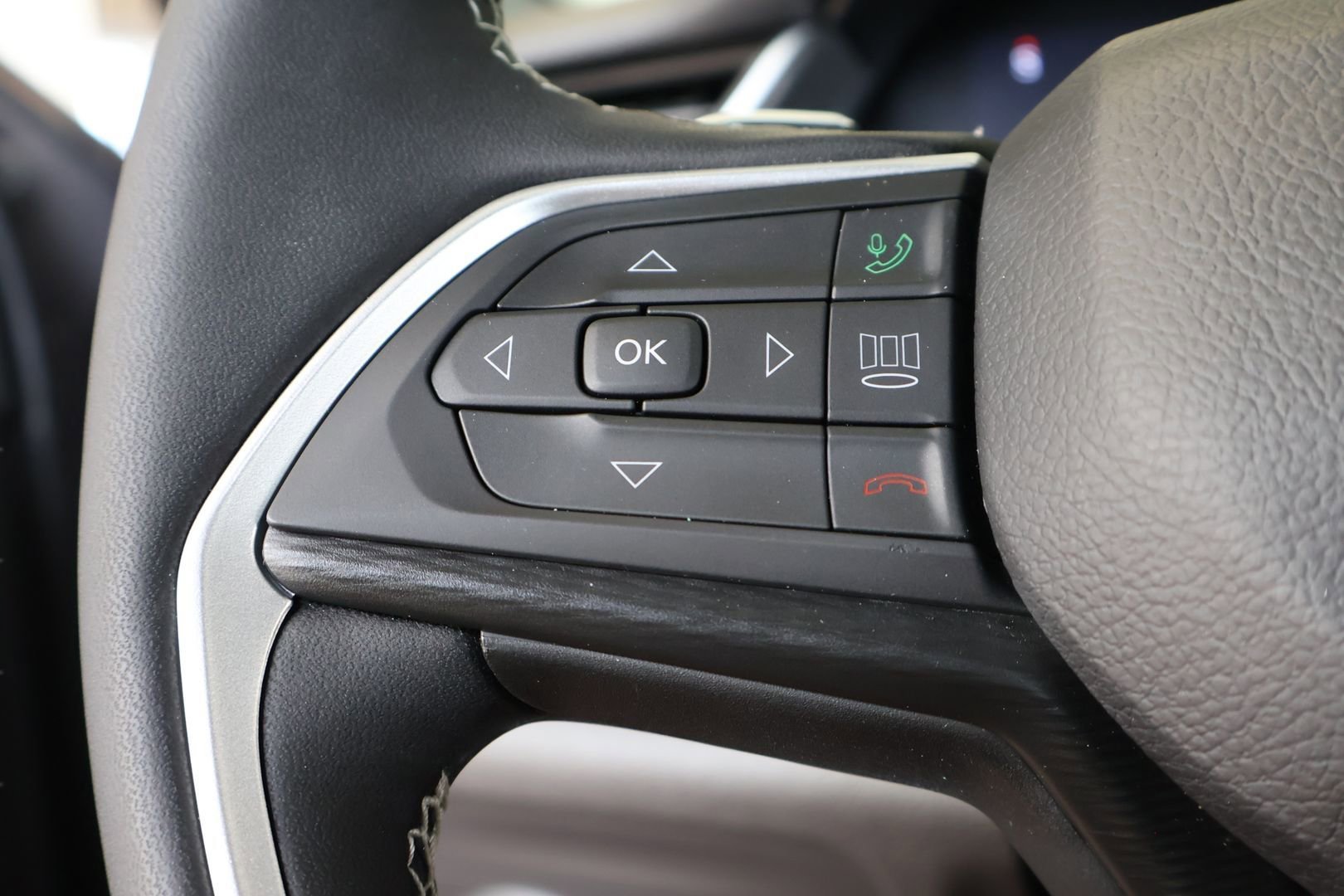 Used 2024 Jeep Grand Cherokee L Altitude AWD/4WD image 25