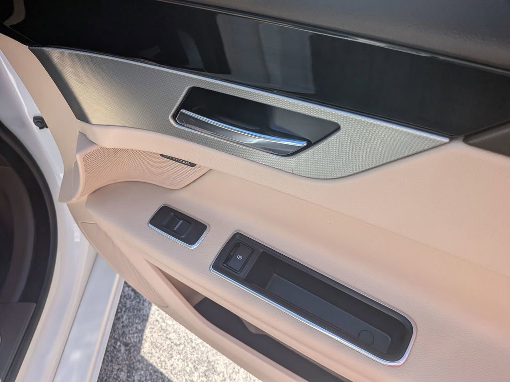 Used 2016 Jaguar XF Premium RWD image 30
