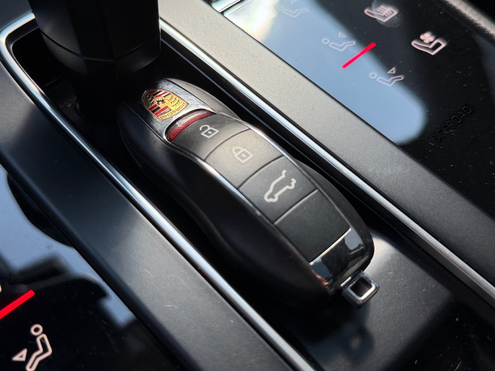 Used 2025 Porsche Macan AWD/4WD image 31