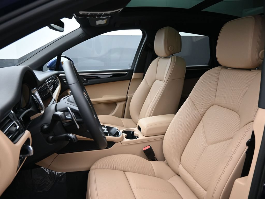 Certified 2026 Porsche Macan AWD/4WD image 5
