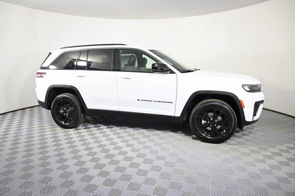 New 2026 Jeep Grand Cherokee Laredo image 8